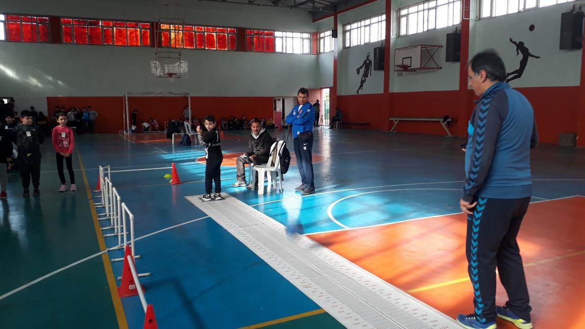 Türkiye sportif yetenek taraması ve spora yönlendirme projesi kapsamında okulumuz 3.sınıflarından 199 öğrenci, tarama testlerinden geçti.