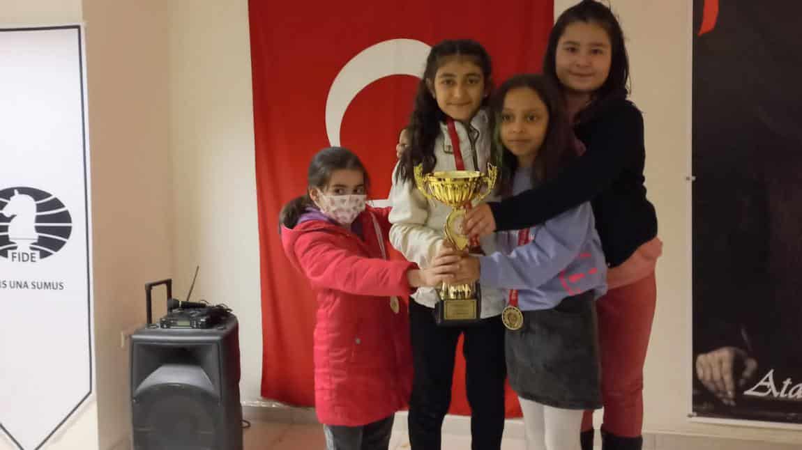 Mersin Okulsporları İl Birinciliği(2021-2022) Satranç Turnuvasında Minikler A kızlar kategorisinde Okulumuz öğrencileri İl Şampiyonu olmuştur.